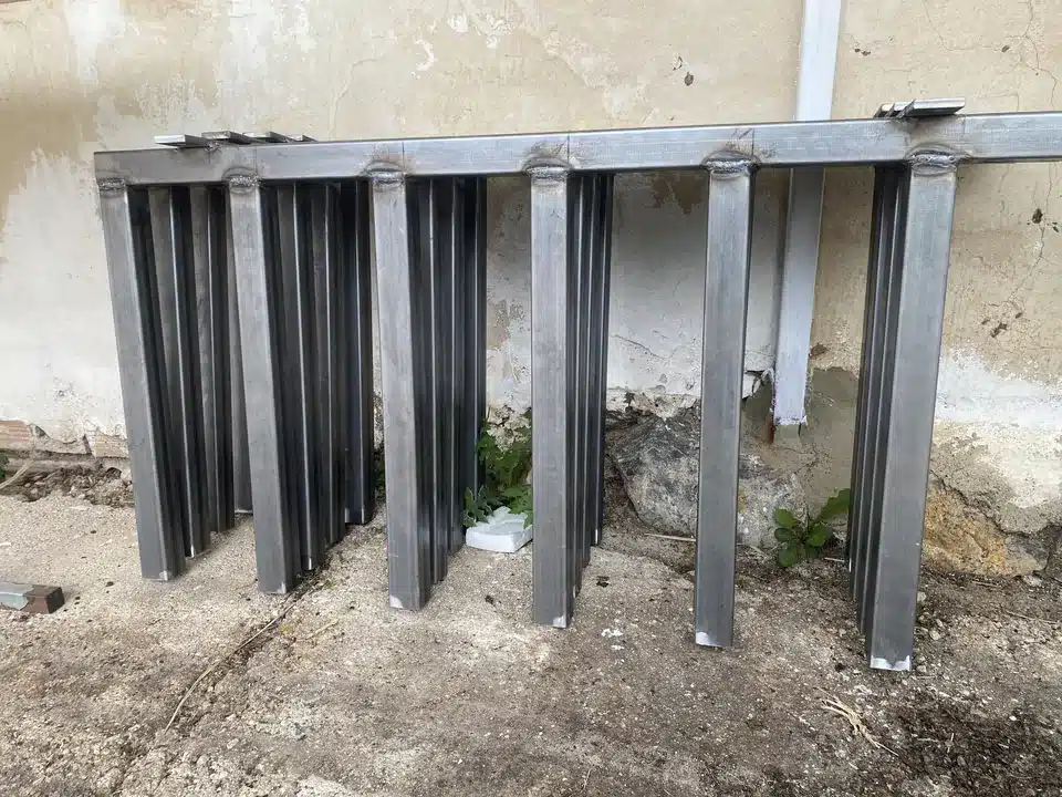 Perfiles metálicos soldados durante un trabajo de fabricación