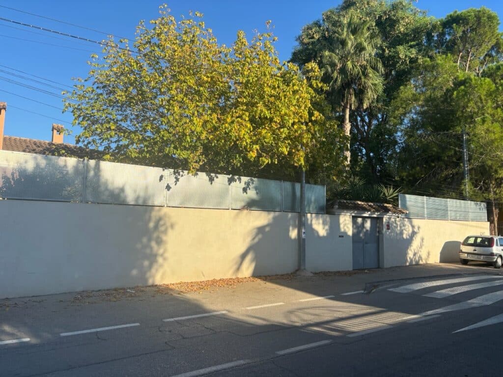 Vallado metálico colocado sobre el muro de una vivienda